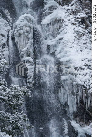 厳冬の頃の滝。墨絵のような滝風景。「岡山県真庭市・神庭の滝」 86020172