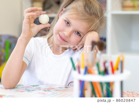 Little girl is learning to use play dough Little girl is learning to use play dough 86020847