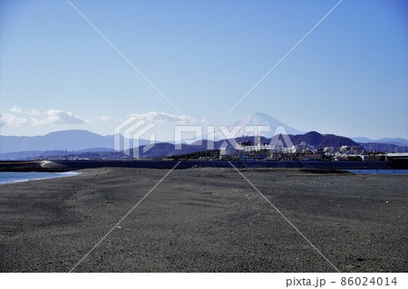 相模川河口 茅ヶ崎柳島 雪の富士山 相模川河口 茅ヶ崎柳島 雪の富士山 86024014