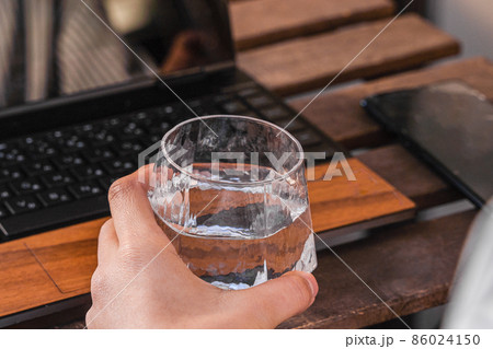 ビジネス用　在宅ワークをしながらお水を飲む女性 86024150
