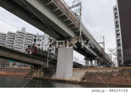 本川から見た山陽本線レッドウィング 86024158