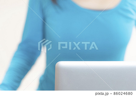 ノートパソコンで入力作業をする女性のイメージ ノートパソコンで入力作業をする女性のイメージ 86024680