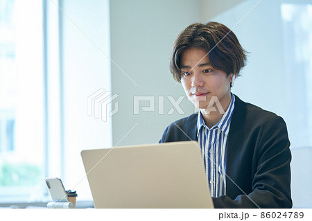 若い男性　フリーアドレス　コワーキング　シェアオフィス　会議室 86024789