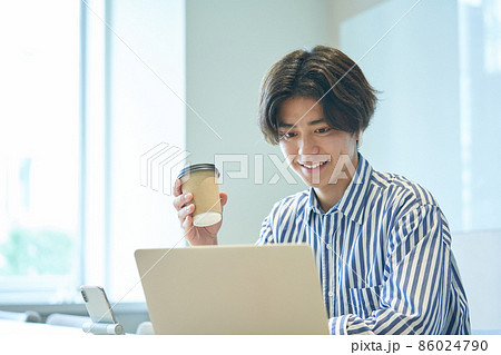 若い男性　フリーアドレス　コワーキング　シェアオフィス　会議室 86024790