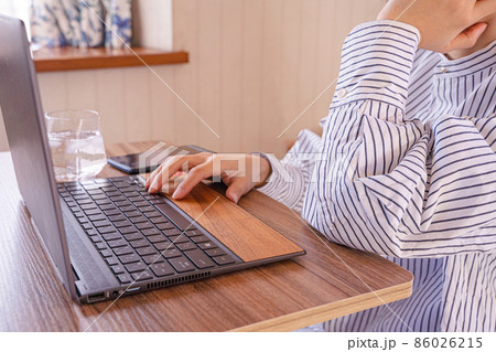 ビジネス用 パソコン作業をする女性 ビジネス用 パソコン作業をする女性 86026215