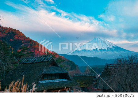 夕暮れの冬富士 86030675