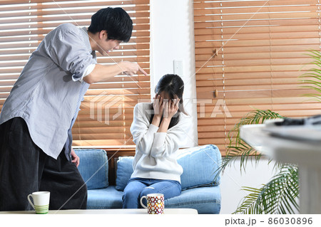 男性が女性にDV(ドメスティックバイオレンス）をするイメージ 86030896