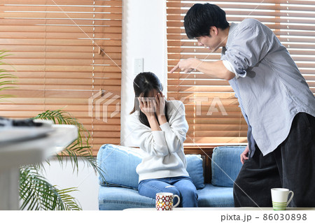 男性が女性にDV(ドメスティックバイオレンス）をするイメージ 86030898