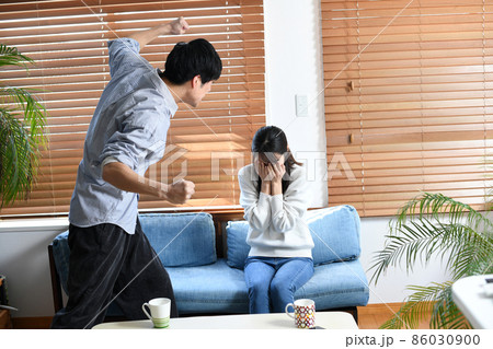 男性が女性にDV(ドメスティックバイオレンス）をするイメージ 86030900