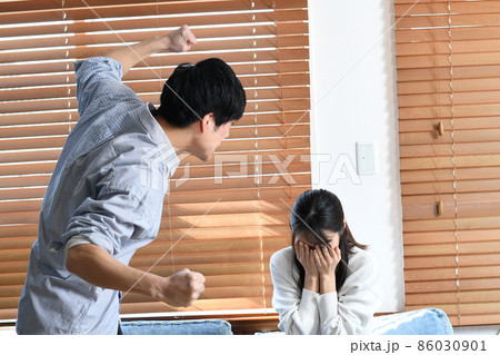 男性が女性にDV(ドメスティックバイオレンス）をするイメージ 86030901