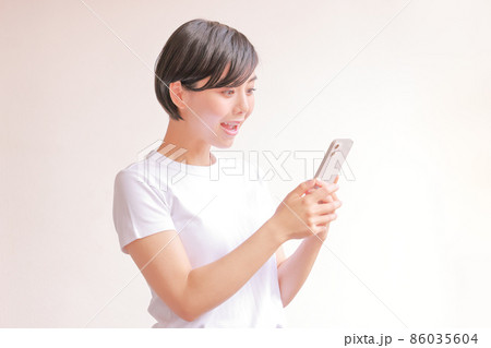 スマホを見て喜ぶ女性1 86035604