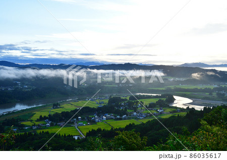 山本山高原　沢山ポケットパークから朝日を望む（新潟県） 86035617