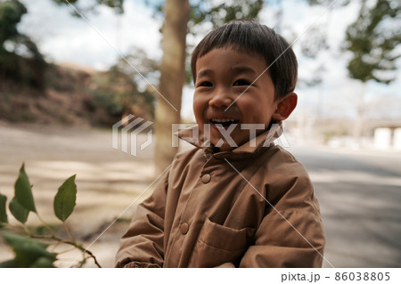 イヤイヤ期の男の子　子供　 86038805
