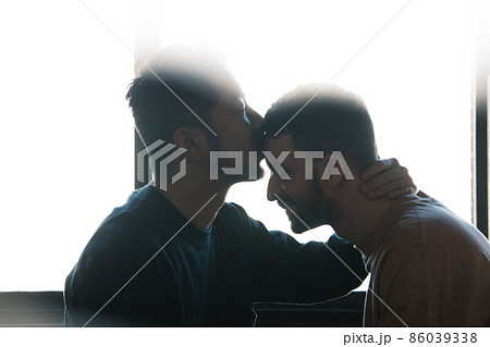 同性愛カップル・多様性・LGBTQ・ゲイのカップルイメージ 86039338