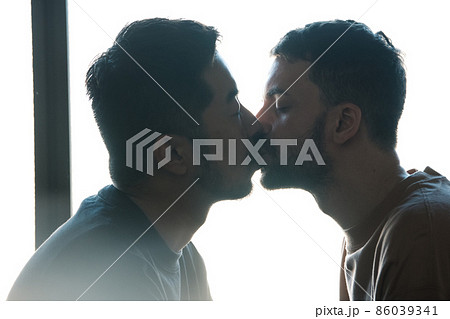 同性愛カップル・多様性・LGBTQ・ゲイのカップルイメージ 86039341