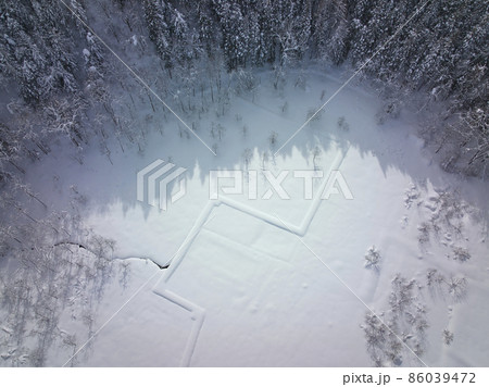 深い雪に閉ざされた神秘的な親海湿原 長野県白馬村(ドローンによる空撮) 深い雪に閉ざされた神秘的な親海湿原 長野県白馬村(ドローンによる空撮) 86039472