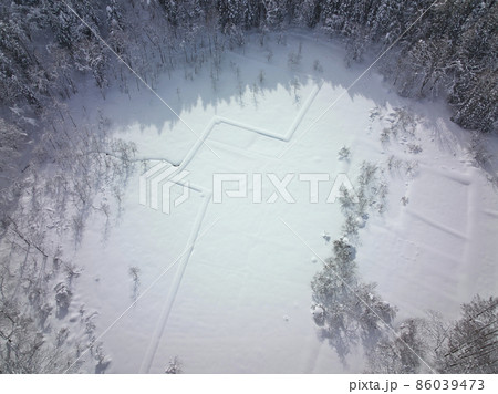 深い雪に閉ざされた神秘的な親海湿原 長野県白馬村(ドローンによる空撮) 深い雪に閉ざされた神秘的な親海湿原 長野県白馬村(ドローンによる空撮) 86039473