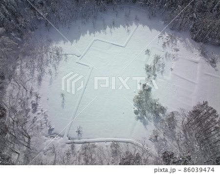 深い雪に閉ざされた神秘的な親海湿原　長野県白馬村（ドローンによる空撮） 86039474