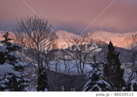 白馬三山の美しいモルゲンロート　長野県白馬村 86039513