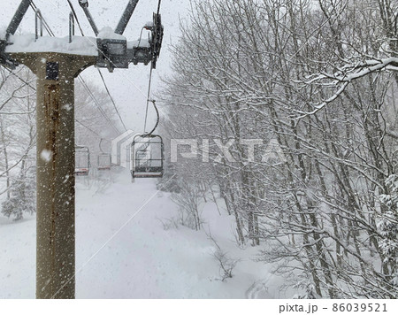 大雪の八方尾根スキー場(咲花ゲレンデ)長野県白馬村 大雪の八方尾根スキー場(咲花ゲレンデ)長野県白馬村 86039521
