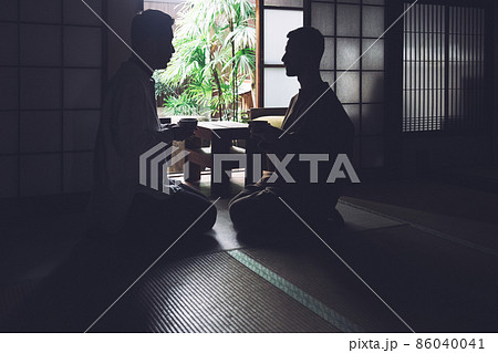日本の旅館でくつろぐ外国人とホスト 日本の旅館でくつろぐ外国人とホスト 86040041