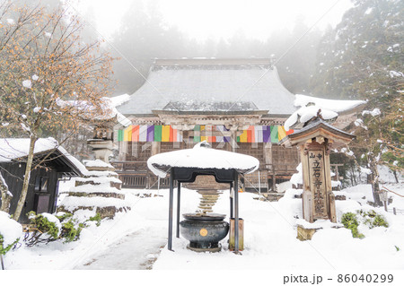 山寺の根本中堂　冬の雪景色（山形県山形市） 86040299