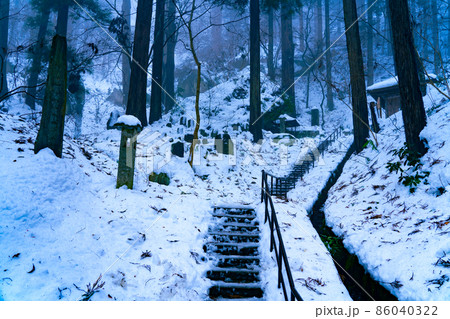 冬の山寺　雪景色　参道　階段（山形県山形市） 86040322