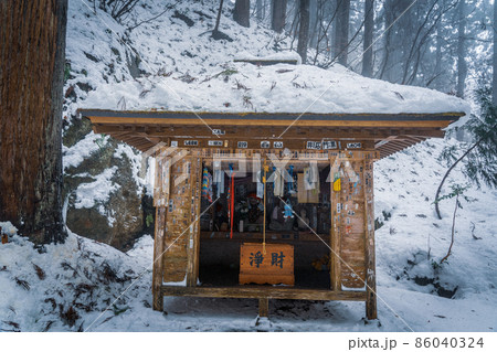 山寺　姥堂　冬の雪景色　（山形県山形市） 86040324