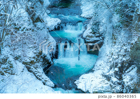 鳳鳴四十八滝　冬の雪景色（宮城県仙台市） 86040365
