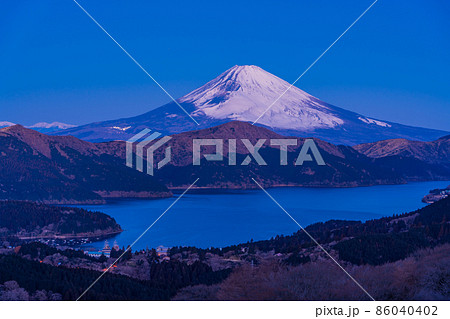 （神奈川県）真冬の箱根から富士山の夜明け 86040402