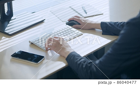 タイピングする男性の手元 86040477
