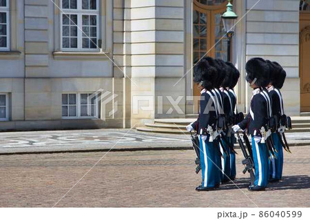 北欧 デンマーク コペンハーゲン アマリエンボー宮殿 衛兵隊 北欧 デンマーク コペンハーゲン アマリエンボー宮殿 衛兵隊 86040599