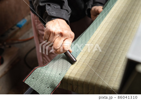 畳の表替え作業　畳縁逢着 86041310