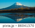 冬の逆さ富士 86041370