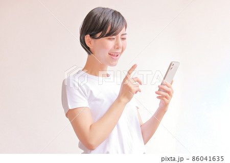 スマホを見て喜ぶ女性3 86041635