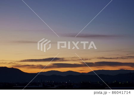 夜明け空のグラデーションと雲・冬・220109am 86041714