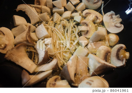 きのこを揚げ焼きにする 86041961