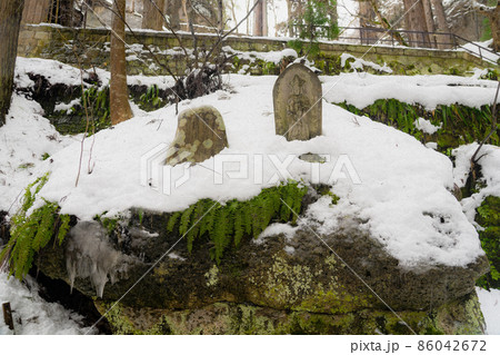 山寺の石仏 冬の雪景色(山形県山形市) 山寺の石仏 冬の雪景色(山形県山形市) 86042672