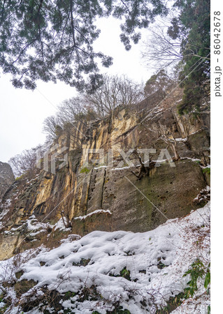 山寺のせみ塚　冬の雪景色（山形県山形市） 86042678