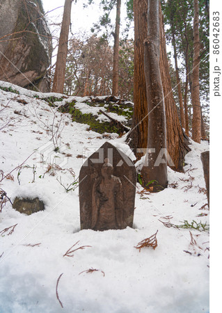 山寺の石仏　冬の雪景色（山形県山形市） 86042683