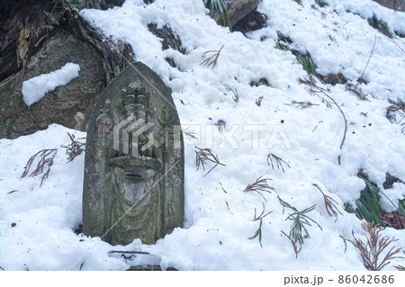 山寺の石仏　冬の雪景色（山形県山形市） 86042686