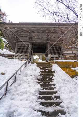 山寺の仁王門　冬の雪景色（山形県山形市） 86042698
