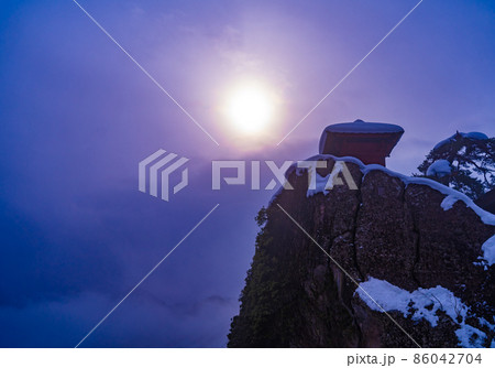 山寺　百丈岩に立つ納経堂　冬の雪景色（山形県山形市） 86042704