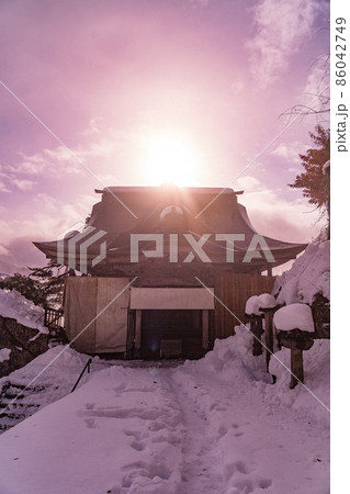 山寺の開山堂　冬の雪景色（山形県山形市） 86042749
