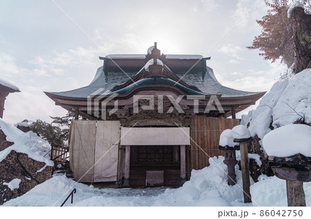 山寺の開山堂　冬の雪景色（山形県山形市） 86042750