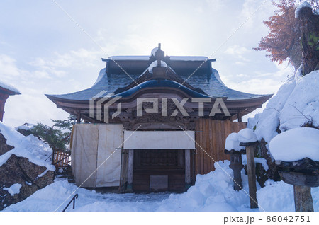 山寺の開山堂　冬の雪景色（山形県山形市） 86042751