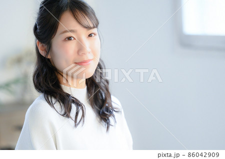 メインビジュアルにも使える見上げる美しいアジア人(日本人）女性 1　コピースペースあり 86042909
