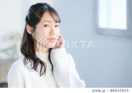 何かを気にして見つめる美しいアジア人(日本人）女性 　コピースペースあり 86042924