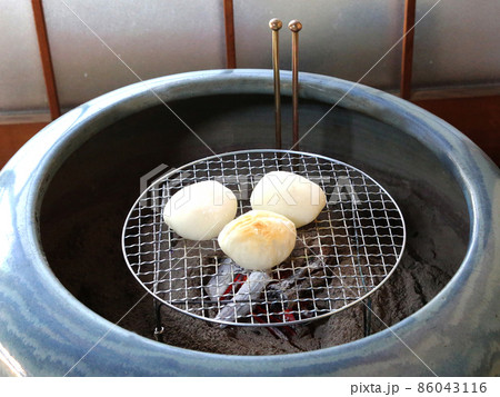 火鉢と餅焼き 火鉢と餅焼き 86043116