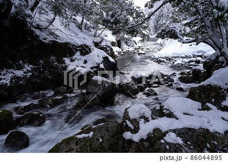 芹川源流の河内地先の渓流と雪景色 86044895